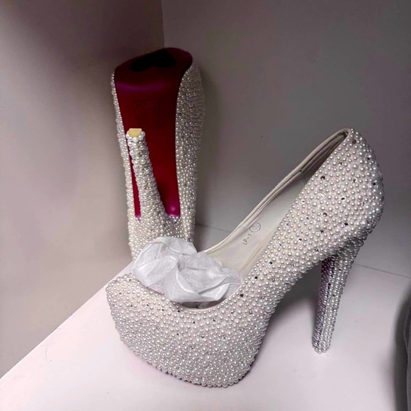 Brand new beautiful heels - Picture 1 of 5